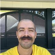 Docente di storia e filosofia impartisce lezioni di filosofia per studenti di liceo e universitari